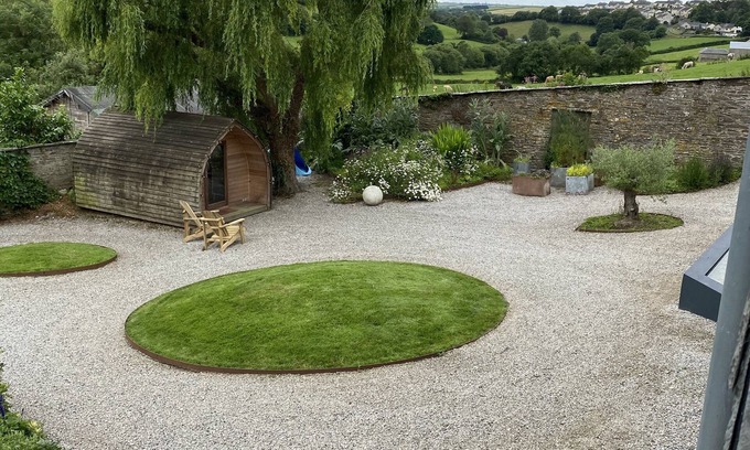 Kingsbridge Cabaña | Contemporary cottage nestled in valley with beautiful views.
