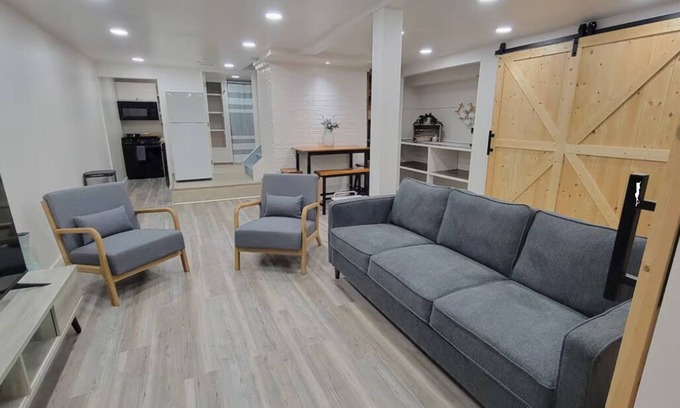 La Grande Apartamento | Contemporary Downtown Basement Apartment in La Grande!