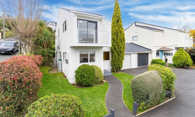 Dunedin Casa | Contemporary Duplex in Roslyn
