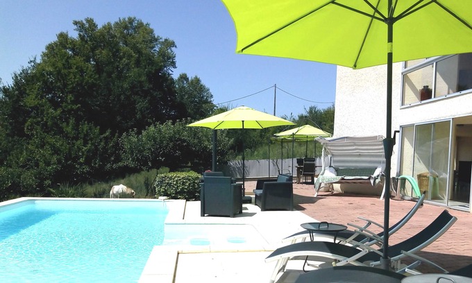 Pujols Apartamento | Amplio apartamento contemporáneo junto a la piscina, PISCINA PRIVADA, jardín cerrado