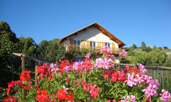 Le Sauze-du-Lac Apartamento | albergue contemporáneo entre Ubaye y Durance con vista al lago Serre Ponçon