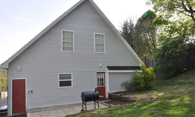 Knoxville Apartamento | Escondite contemporáneo cerca del histórico Harpers Ferry!