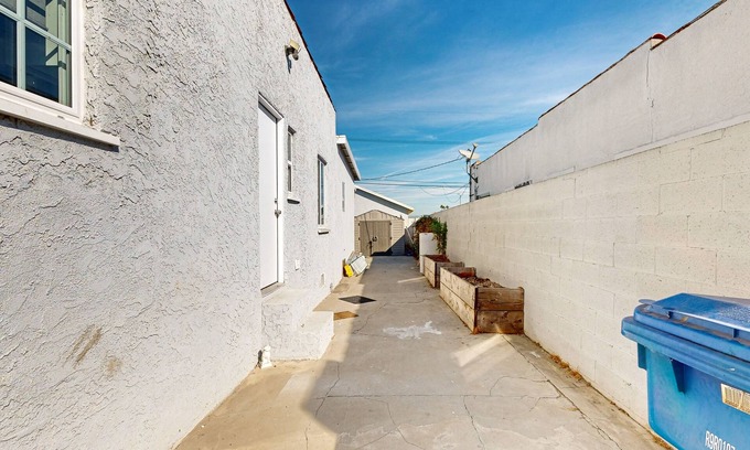 Park Mesa Heights Casa | Contemporary home in Hyde Park w/pvt bbq, beautiful yard - close to SoFi Stadium