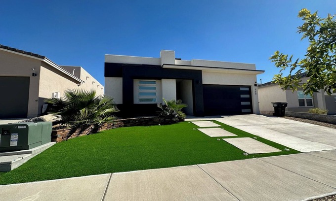 Biggs Field Casa | Contemporary Home in El Paso