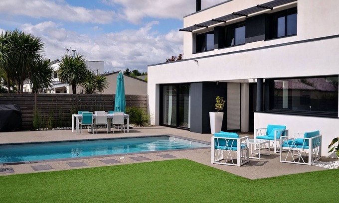Vannes Casa | Casa contemporánea con piscina privada climatizada idealmente ubicada