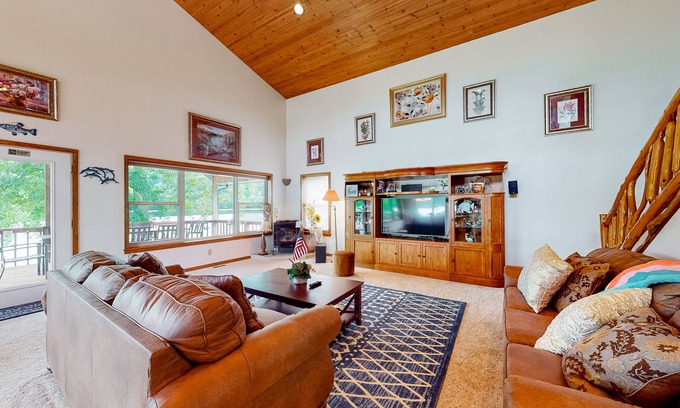 Branson Cabina | Contemporary lakefront cabin with pool access, washer/dryer, & furnished deck