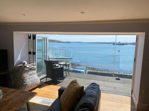 Milford Haven Casa | Contemporary living with amazing views. Pembrokeshire