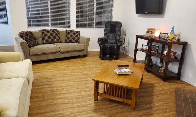 Pumpkin Center Casa | Escapada Zen contemporánea con garaje para dos autos