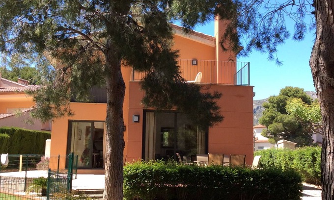 Bonmont Terres Noves Villa | villa contemporánea con piscina dentro del campo de golf Bonmont para 6 personas