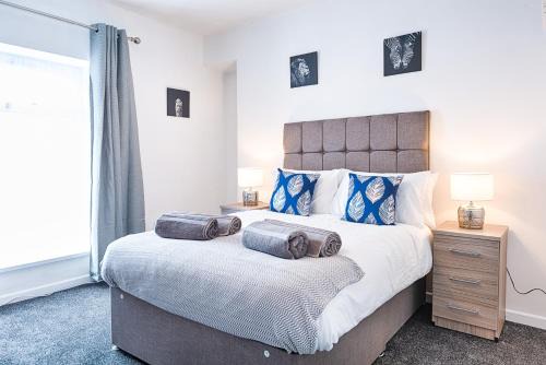 Margam Apartamento | Contractor Base - Parking - TVs in All Rooms