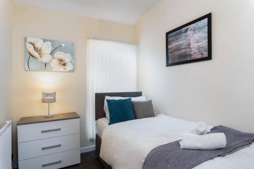 Cwmbrwla Apartamento | Contractor Base - Sleeps 5 - Near M4