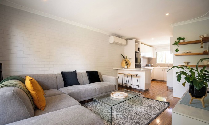 Wembley Apartamento | Convenient 2-bedroom apartment near beautiful lake