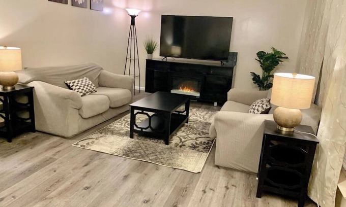 Maryland Heights Casa | Convenient and newly renovated cozy private home