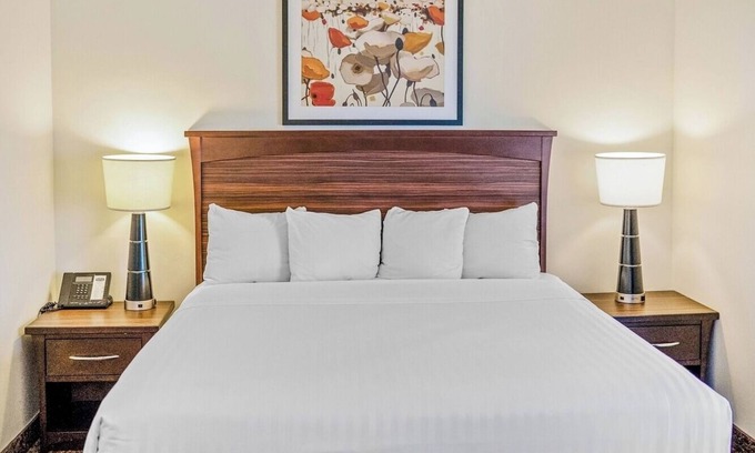 Rio Grande Hotel | Convenient Getaway l Indoor Pool, Free Breakfast & Shuttle for Easy Exploring