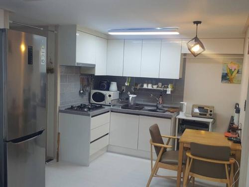 Seongbuk-gu Villa | Convenient location 3-person room with living room and 2 bedrooms, 600 meters from Bogukmun Station, 5 stops to SNU Hospital, close to Korea University