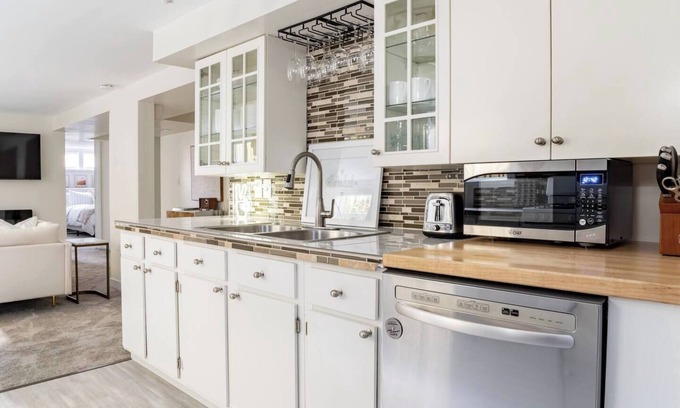 West Queen Anne Apartamento | Convenient location! The Urban Oasis