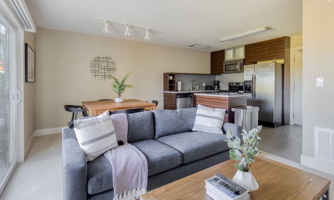 East San Mateo Apartamento | Convenient, Pet-Friendly 1BR in San Mateo w/ Pool