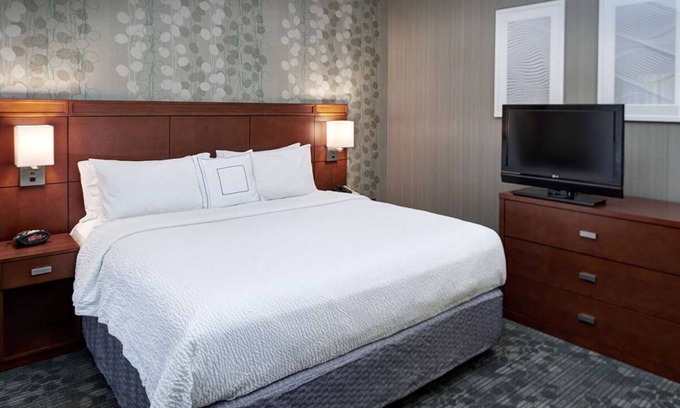 Brookfield Apartamento | Convenient Stay in Brookfield! 3 Spacious Units, Pets Allowed, Indoor Pool!