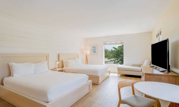 Islamorada Apartamento | Convenient Stay in Florida! Free Parking, Free Breakfast, Pool, Pets Allowed