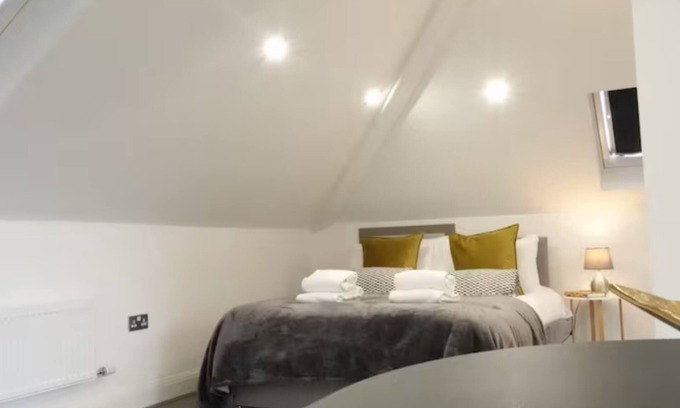 London Borough of Hounslow Apartamento | Convenient Studio Flat Near Heathrow Airport Free Parking, 1 King & 1 Single Bed