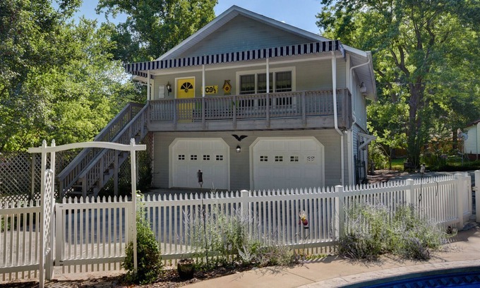 Ozark Casa | Convenientemente ubicado casa de carruajes con encanto en el barrio histórico.