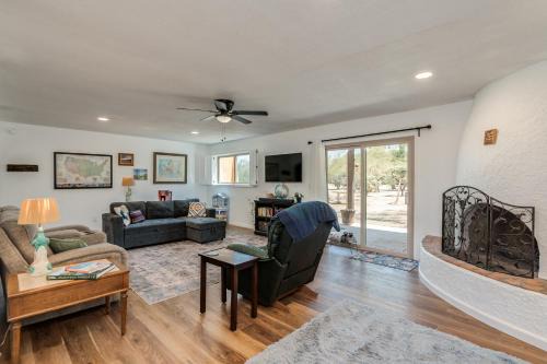 Casas Adobes Casa | Conveniently located, kid-friendly retreat!