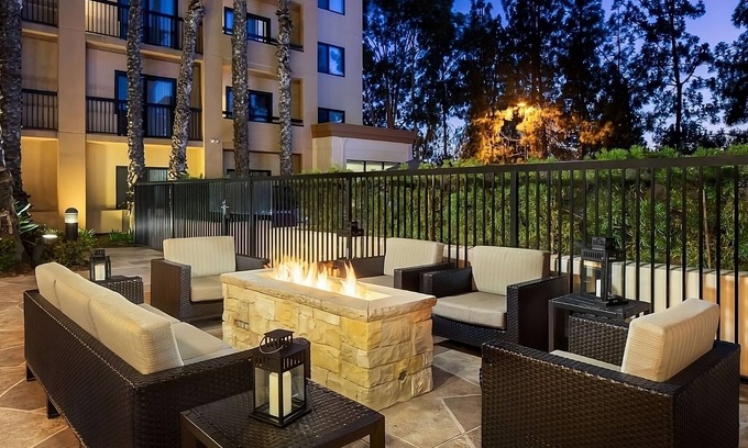 Laguna Hills Complejo | Conveniently To Excellent Transportation! Near Heisler Park, Pet-Friendly