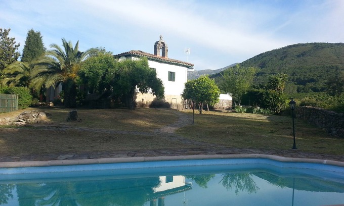 Guisando Villa | Casa de escuela convertida con piscina privada. Sierra De Gredos, Castilla Leon