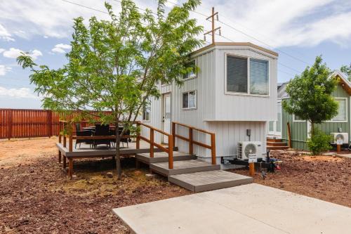Apple Valley Casa | Convient tiny home private deck