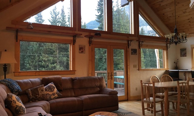 Cooke City-Silver Gate Casa | Cooke City Mountain House. ¡Vistas hermosas! 4 millas a Yellowstone. WiFi, HDTV.