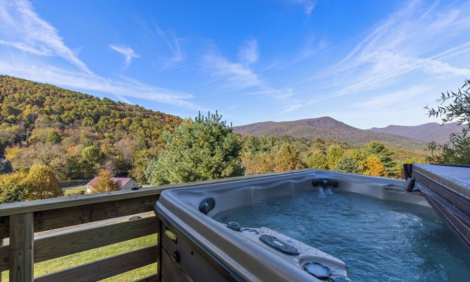 Buck Mountain Cabina | Cool Breezes & Mtn Views await You on the Deck This Sept @ Bluff Mtn Retreat