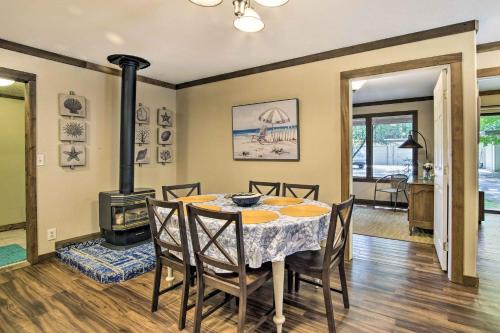 Coos Bay Casa | Coos Bay Cottage with Fireplace and BBQ Patio!