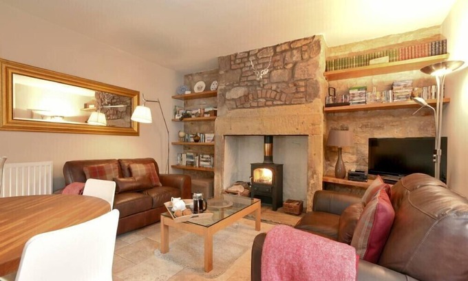Warkworth Cabaña | COQUET COTTAGE (WARKWORTH), pet friendly, with open fire in Warkworth