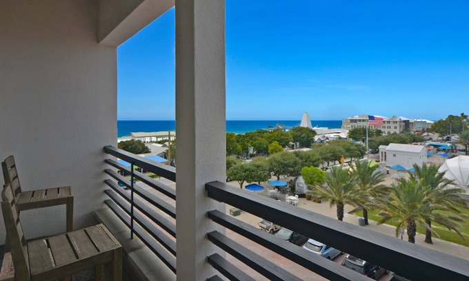 Seaside Casa | Ubicado en el corazón de Seaside y 30A, balcón con vistas a la ciudad, lujo con estilo