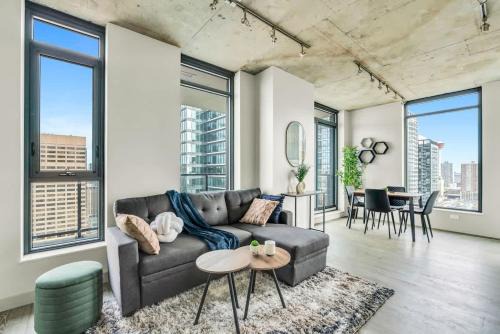 Connaught Casa | Corner Luxury High-Rise Condo Sleeps 7