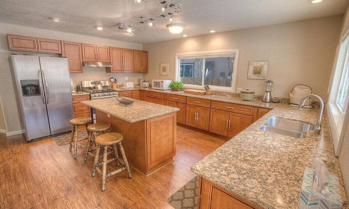Tahoe Island Casa | Sunny Home w / mesa de billar, barbacoa, patio cercado. Duermen 8 en 5 habitaciones (CYH1098)