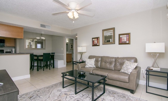 Brandon Condominio | Unidad de esquina - 2 habitaciones, 2 baños - Cerca del centro de Tampa