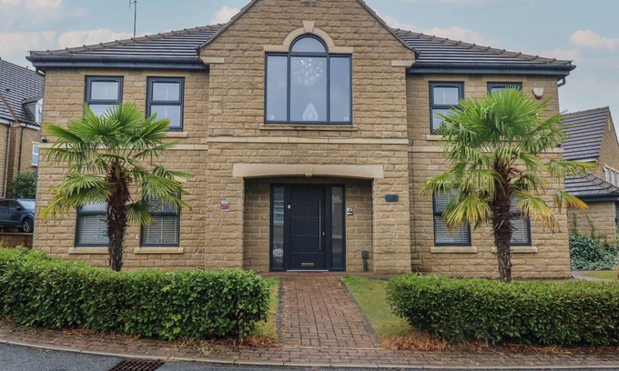 Idle Cabaña | CORRIEGALE, pet friendly, with hot tub in Apperley Bridge