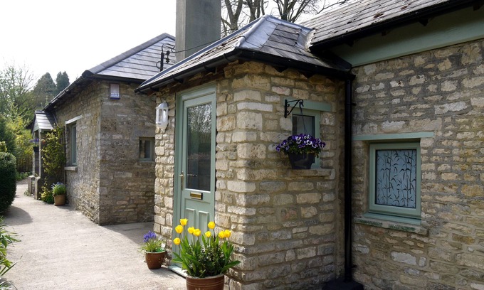 Cirencester Cabaña | Cosy Stone Cottage - The Bungalow Perrotts Brook - Detached, parking, wifi.