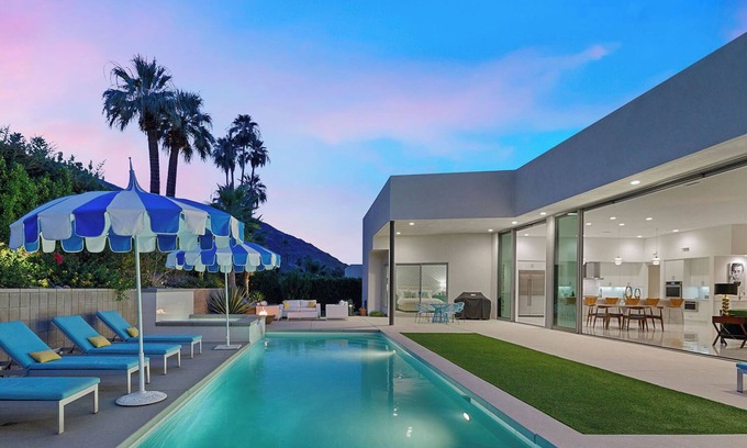 Historic Tennis Club Casa | 'Cosmopolitan' Walk to Palm Canyon!