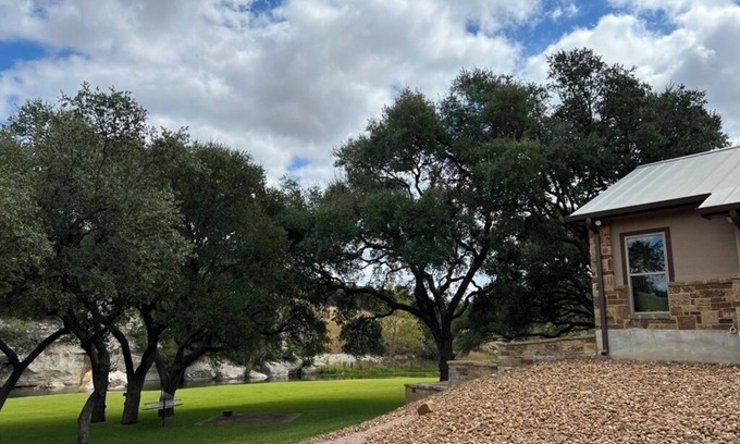 Kerrville Cabaña | Cosy 1-bedroom cottage with spring-fed creek and spectacular views
