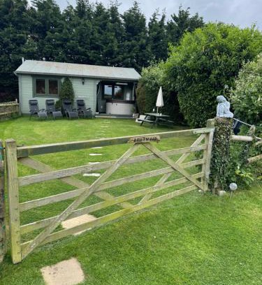 Fiddington Chalet De Esquí | Cosy 2 BR cabin on coast private hot tub ' Driftwood '