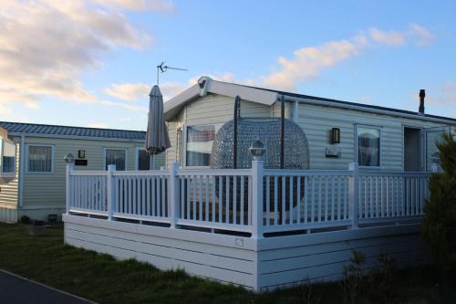 Layer Marney Casa | Cosy 3 Bedroom Beachfront Getaway in Mersea