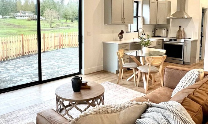 Snohomish Otro | Cosy and Quiet Farm Stay, Overlooking Horse Ranch.