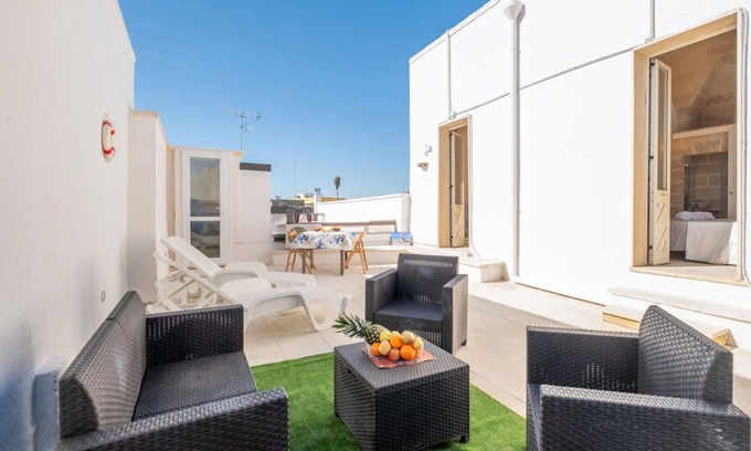 Salice Salentino Apartamento | Acogedor apartamento con jacuzzi, A/C, WIFI, TV y patio, cerca de Lecce