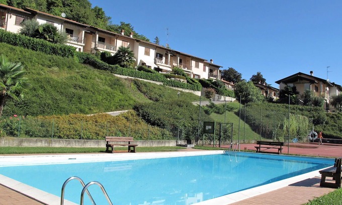 Castello Apartamento | Acogedor apartamento para 4 personas con piscina, TV, balcón y aparcamiento