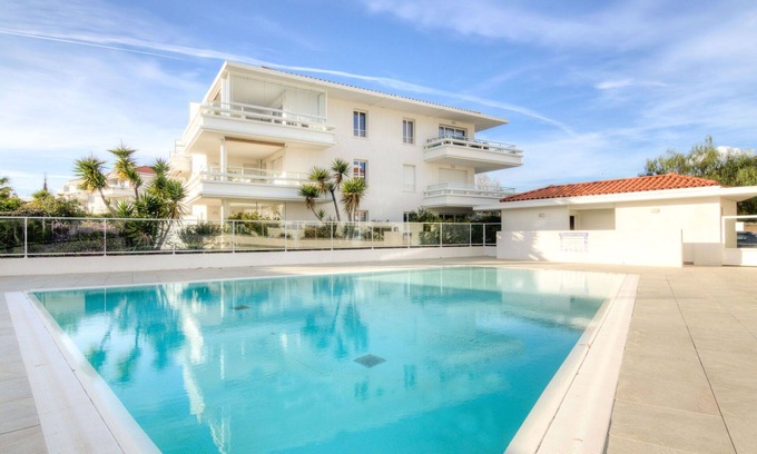 Carqueiranne Apartamento | Acogedor apartamento para 2 personas con piscina, A/C, WIFI, TV y terraza