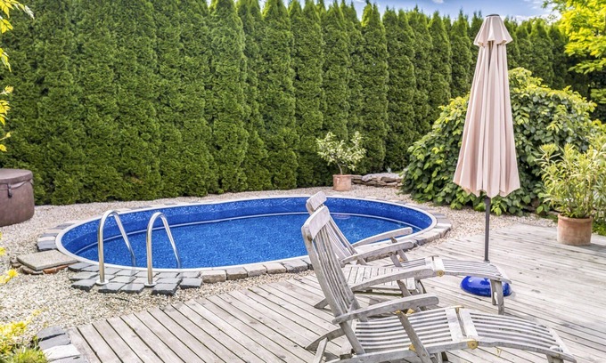 Lukavice Apartamento | Hermoso apartamento para 6 personas con piscina, WIFI, TV y patio