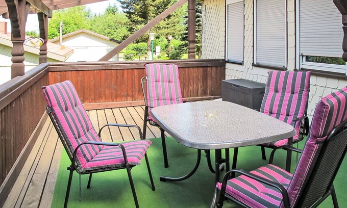 Steinbach-Hallenberg Casa | Hermoso apartamento en villa para 4 personas con WIFI, TV y patio