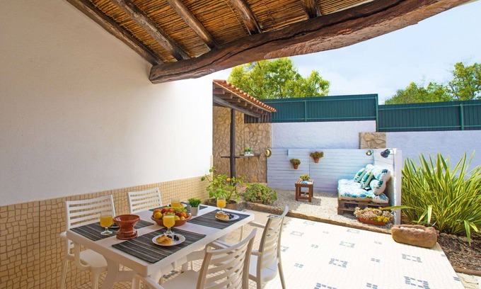 Mem Moniz Casa | Hermoso apartamento en villa para 4 personas con WIFI, piscina, A/C, TV y patio